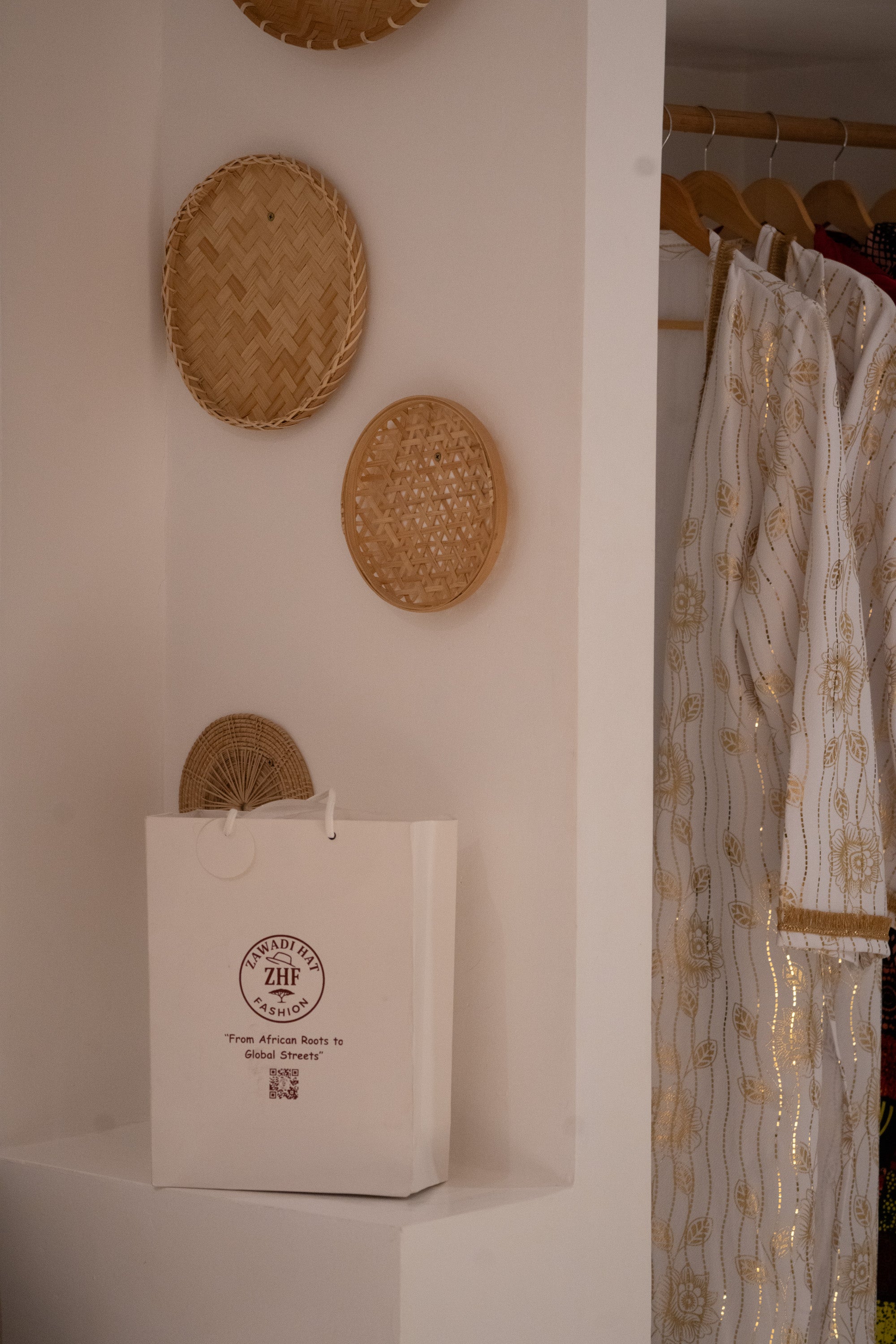 White zawadi hat fashion packaging bag with a logo